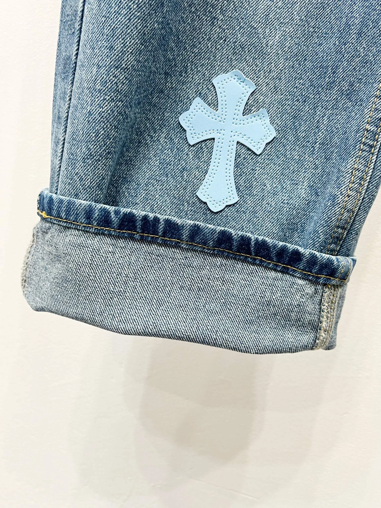P210 Style No.: (K540) Chrome Hearts & CH city limited series Sanskrit cross patch patchwork jeans, black and white color matching - Chengdu "chengdu" jeans catering to the hometown of Chengdu giant pandas. The finished products need to be washed and then disassembled and hand-stitched with sheepskin cross skins and then spliced ​​together to complete. The whole process is too complicated to explain. The texture can be seen in the hand, and it looks good. The styles with different washed textures are very friendly to people with thin legs and thick legs. The straight version is very flattering to the leg shape. The moderate length is timeless and can be matched easily and casually. It is the basic styling foundation for various styles and is a must-have in the wardrobe! The fabric is stiff but also makes the upper body soft without losing texture. The washing process is even more perfect. It is a must-have item for everyone! ! ! Washed wheat, hang tag, pants label, three labels are complete, the upper body effect is particularly stiff and stylish, super stylish, the same style for men and women - Color: blue and black Size: 28 30 32 34